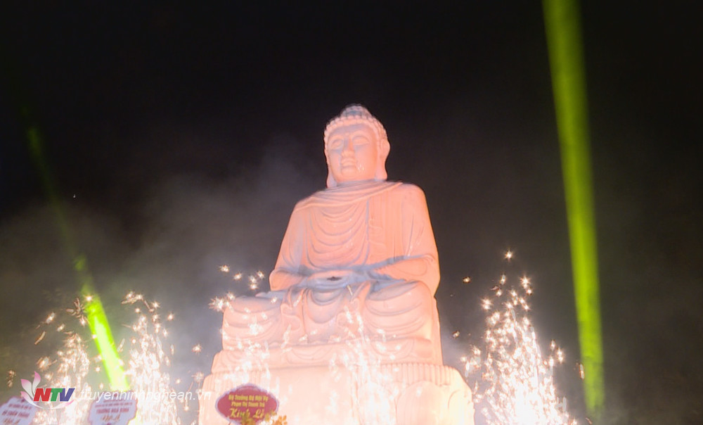 Tượng Phật cao 5m, nặng hơn 25 tấn.