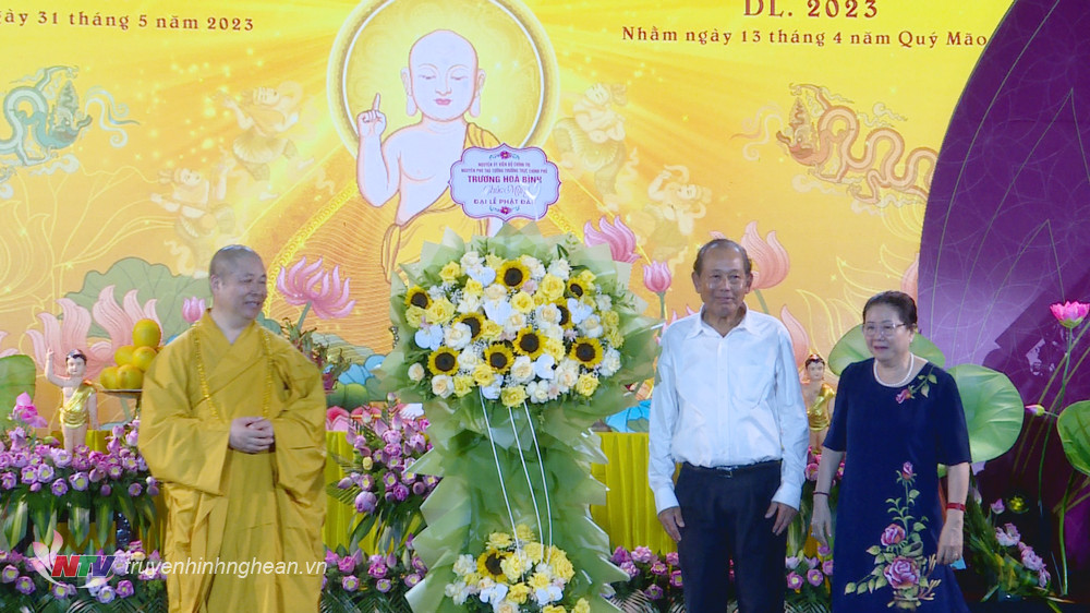 Nguyên Phó Thủ tướng Thường trực Chính phủ Trương Hoà Bình tặng hoa chúc mừng Ban Trị sự Giáo hội Phật giáo tỉnh Nghệ An. 