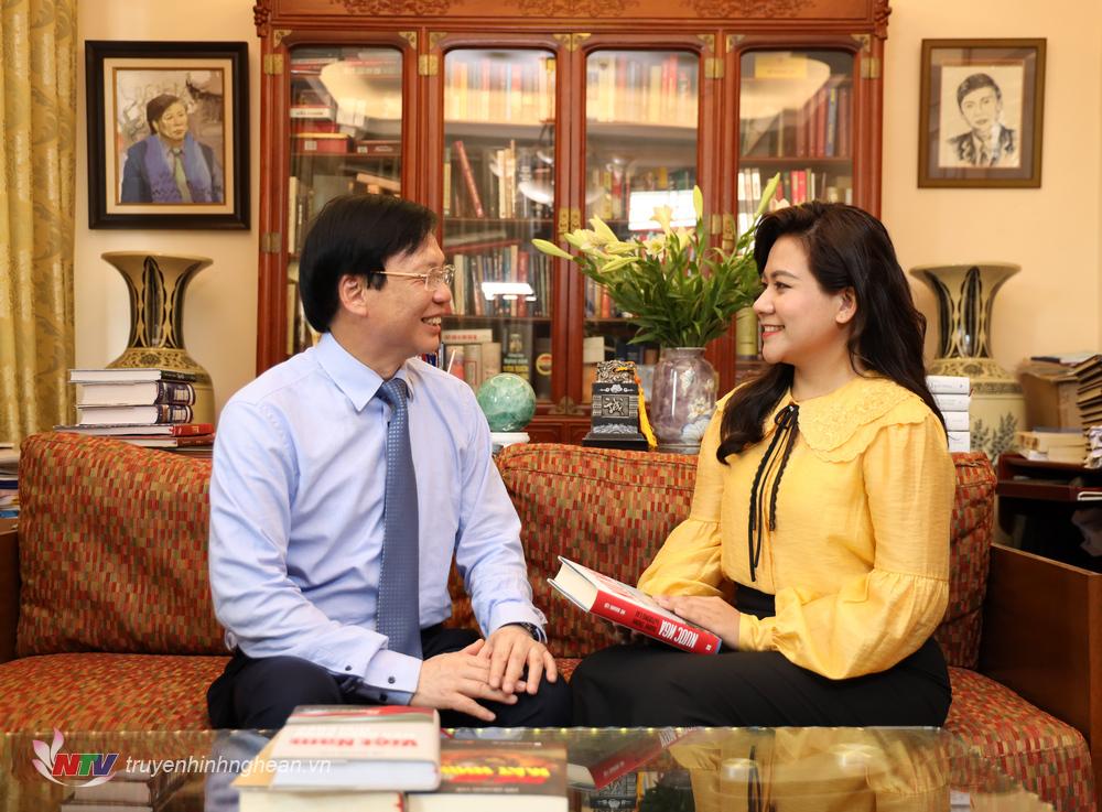 Nhà báo Hồ Quang Lợi trò chuyện cùng MC Thu Hằng