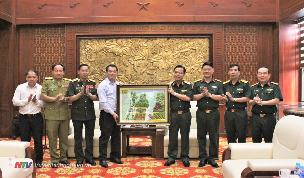 Thiếu tướng Lê Hồng Nhân, Ủy viên Ban Thường vụ Đảng ủy, Phó Tư lệnh, Tham mưu trưởng Quân khu trao quà lưu niệm tặng đoàn công tác tỉnh Hủa Phăn, CHDCND Lào.