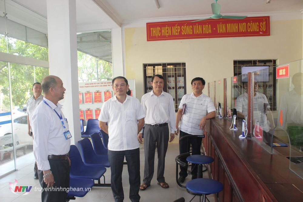 Đoàn khảo sát Ban pháp chế HĐND tỉnh kiểm tra cơ sở vật chất bộ phận một cửa tại thị trấn Cầu Giát
