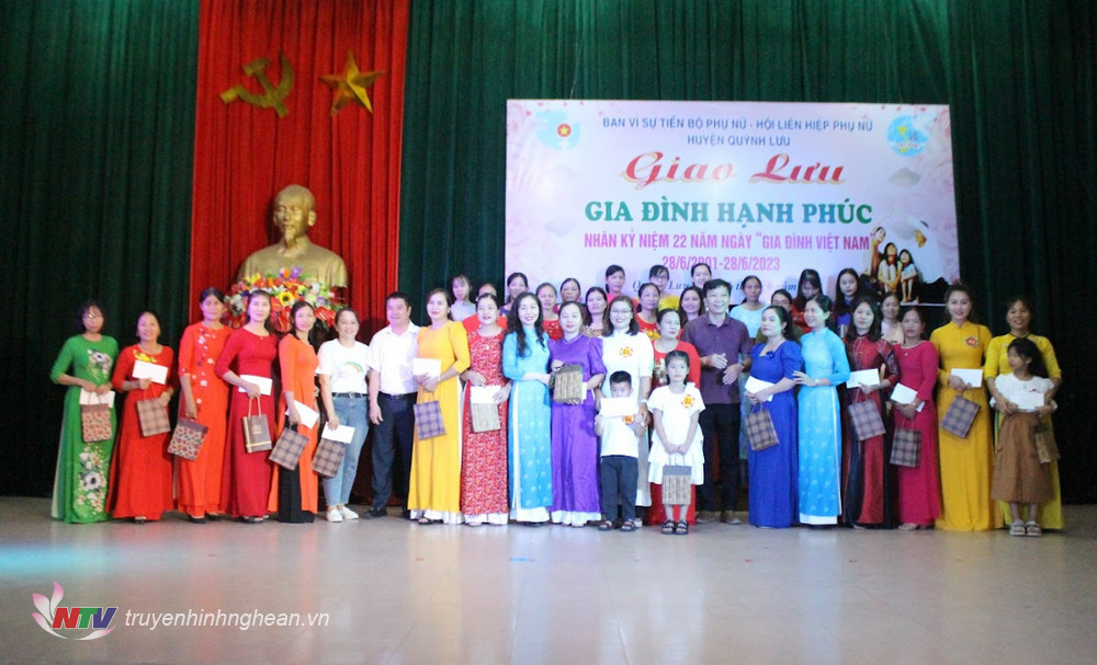 Tặng quà cho 33 gia đình tiêu biểu ở huyện Quỳnh Lưu