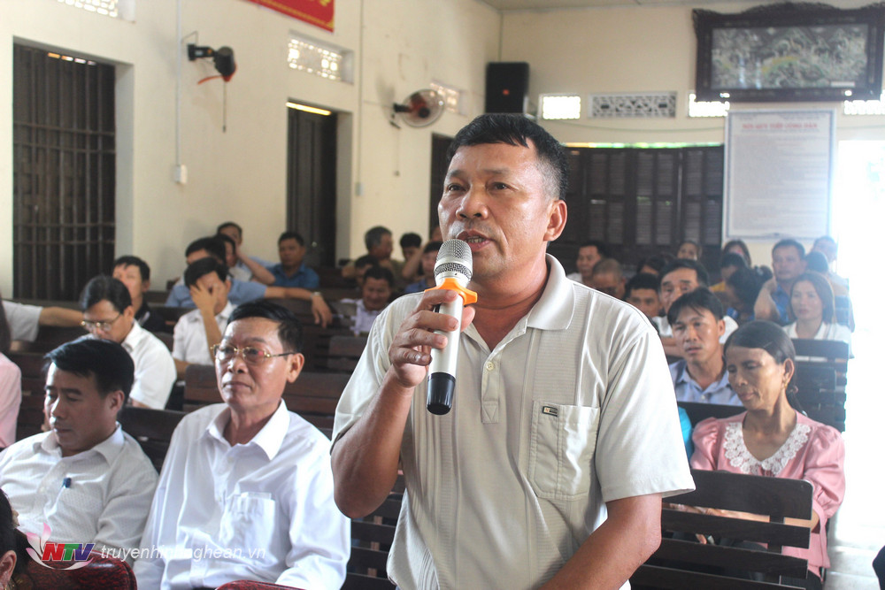 Cử tri xã Tân Sơn đề nghị huyện tiếp tục hỗ trợ xi măng cho các địa phương xây dựng NTM nâng cao