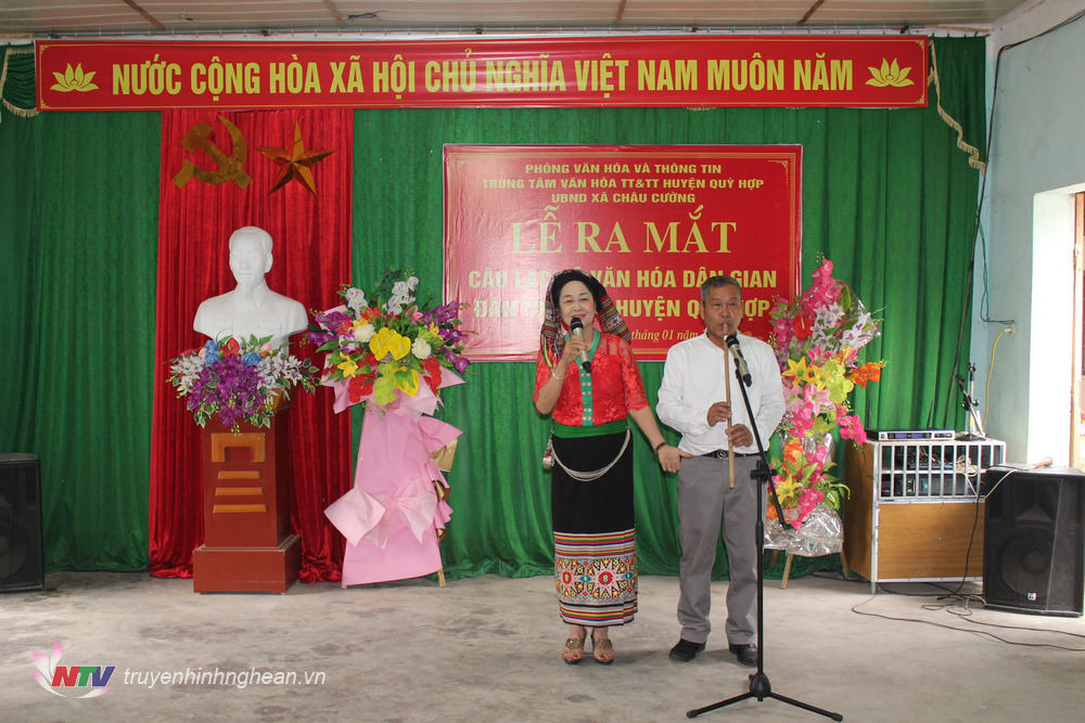 Nghệ nhân Lương Thị Phiên biểu diễn tại Lễ ra mắt CLB văn hóa dân gian dân tộc Thái huyện Quỳ Hợp tại xã Châu Cường.