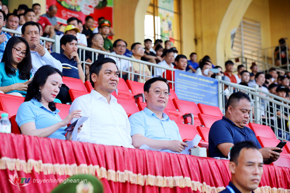 Lãnh đạo tỉnh theo dõi trận đấu SLNA tiếp CLB TP Hồ Chí Minh trên sân nhà chiều 6/6.