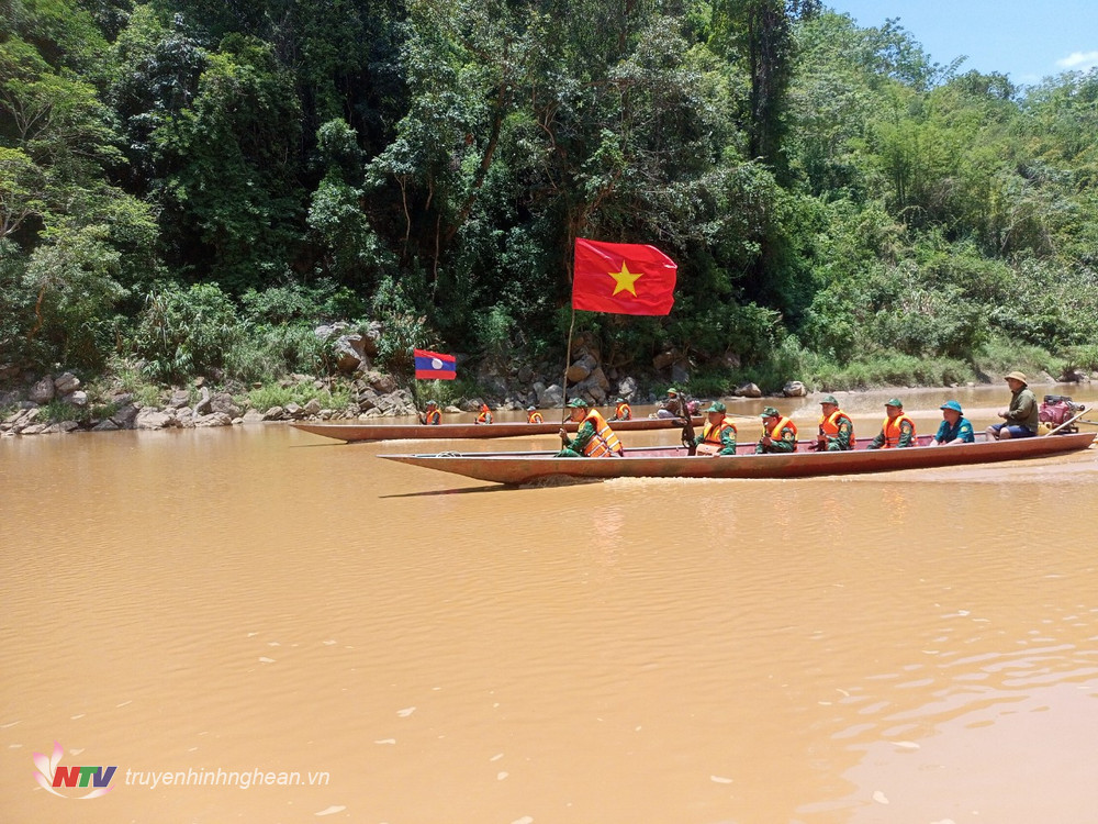 Đội hình Đồn BP Mỹ Lý cùng Đại đội 217 tuần tra song phương trên sông biên giới Việt Nam - Lào.