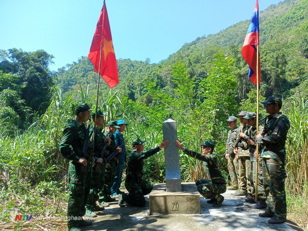 Đội hình tuần tra Đồn BP Mỹ Lý cùng Đại đội 217 tại cột mốc số 397 biên giới Việt Nam - Lào.