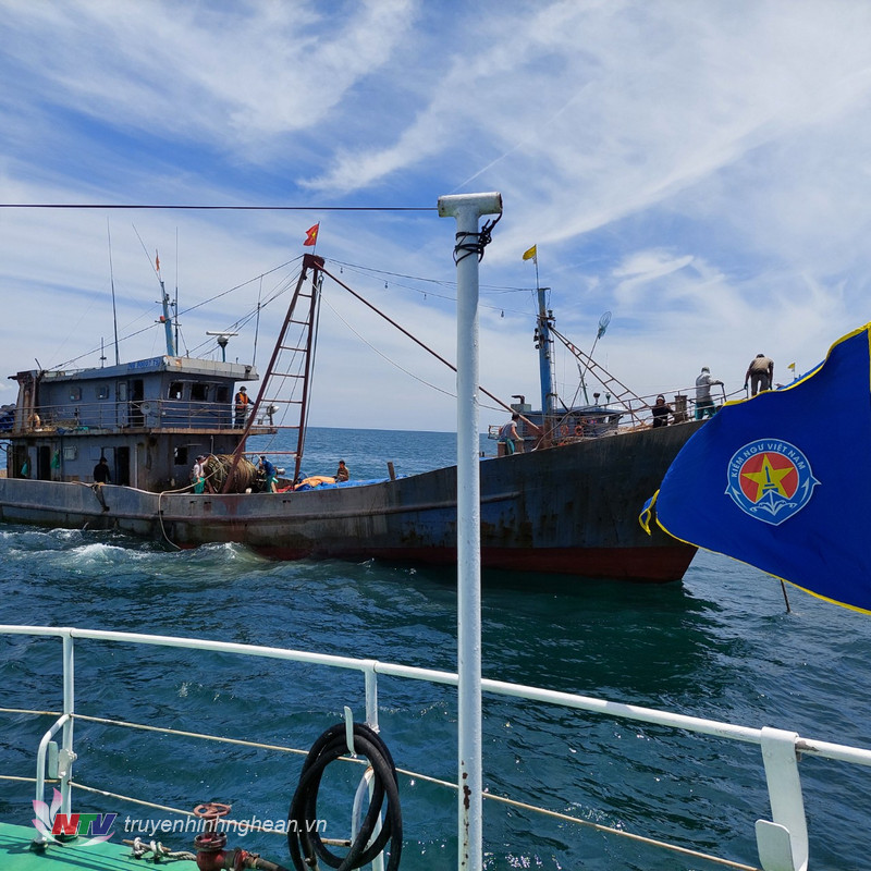 Một tàu cá ngoại tỉnh vi phạm về viết số đăng ký tàu cá trên vùng biển tỉnh Nghệ An.