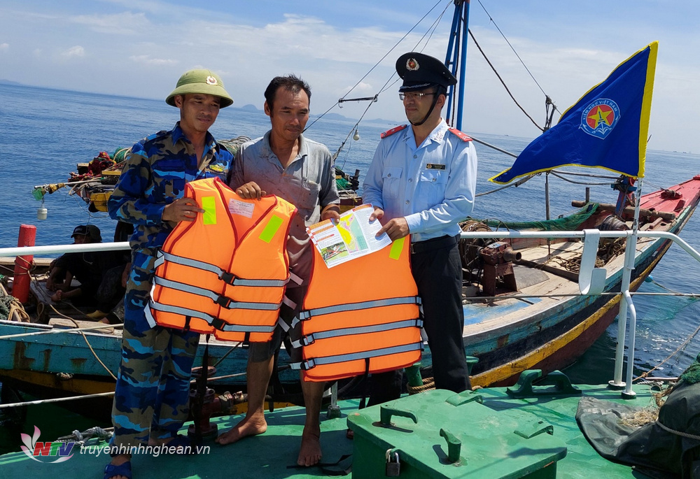 Lực lượng chức năng phát phao cứu sinh và tuyên truyền pháp luật biển cho ngư dân
