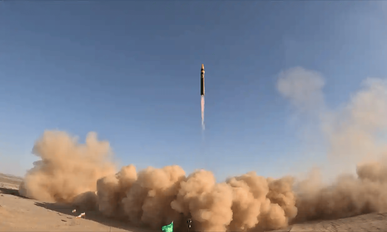 Tên lửa đạn đạo Khorramshahr thế hệ thứ tư được phóng thử tại một địa điểm không được tiết lộ ở Iran vào tháng 5. (Ảnh: Bộ Quốc phòng Iran)