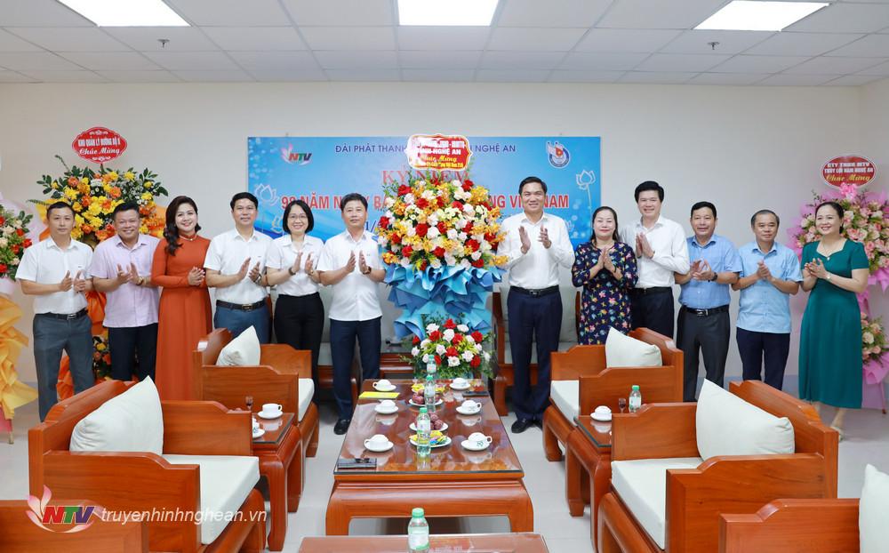Các đồng chí lãnh đạo tỉnh tặng hoa chúc mừng tập thể cán bộ viên chức người lao động NTV nhân ngày Báo chí cách mạng Việt Nam.