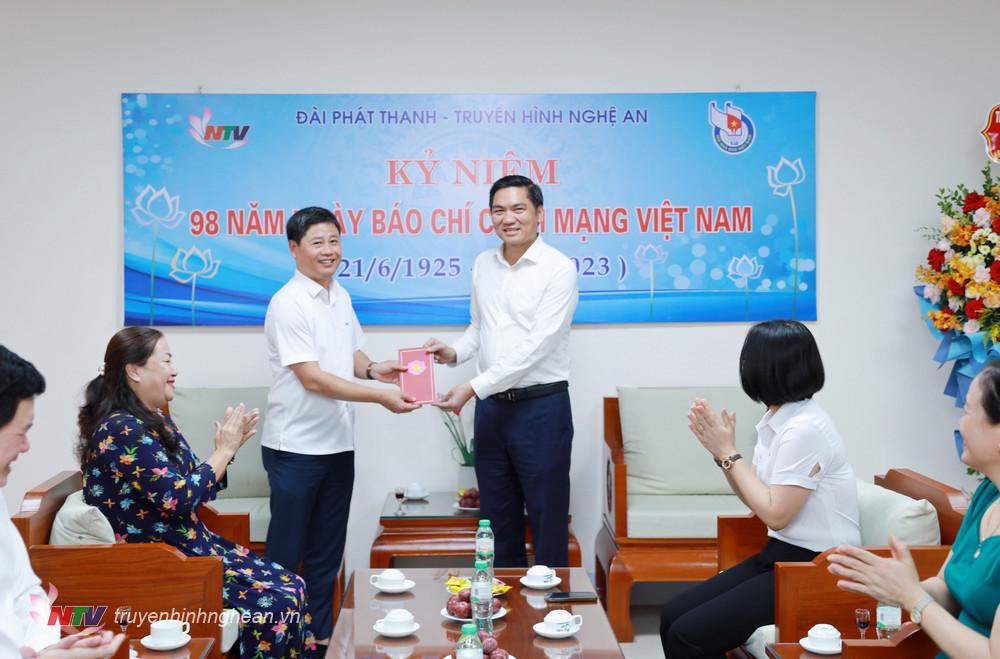Phó Bí thư Tỉnh ủy Hoàng Nghĩa Hiếu trao quà chúc mừng NTV.