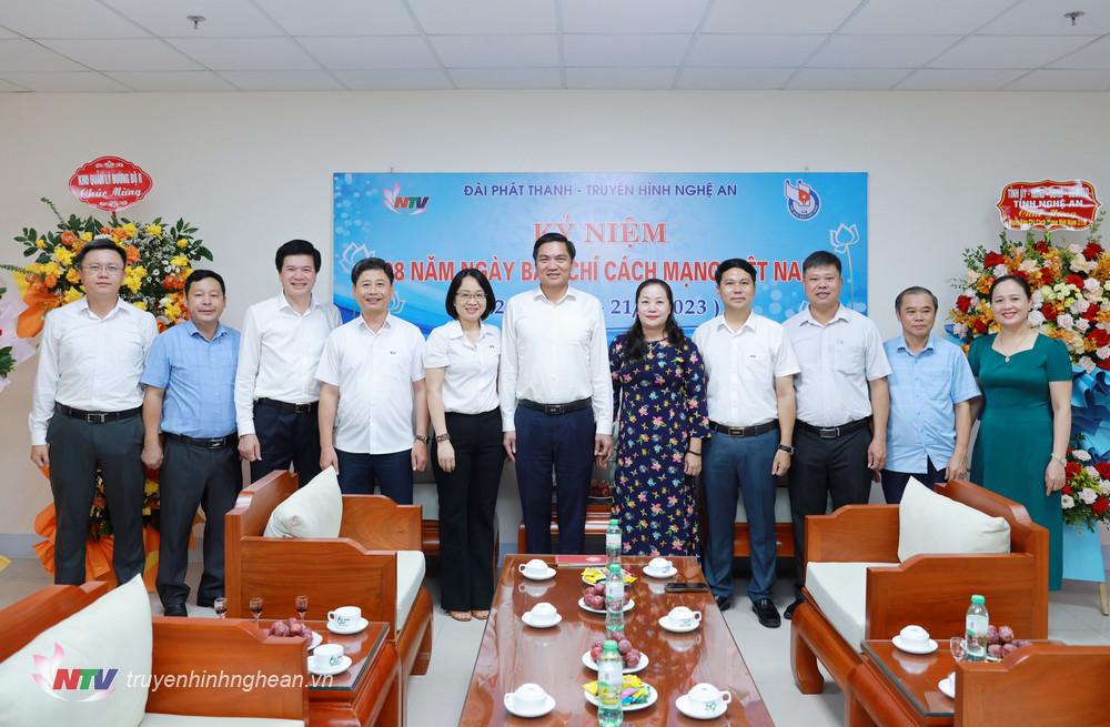 Các đồng chí lãnh đạo tỉnh chụp ảnh lưu niệm cùng Ban Giám đốc Đài PT-TH Nghệ An.