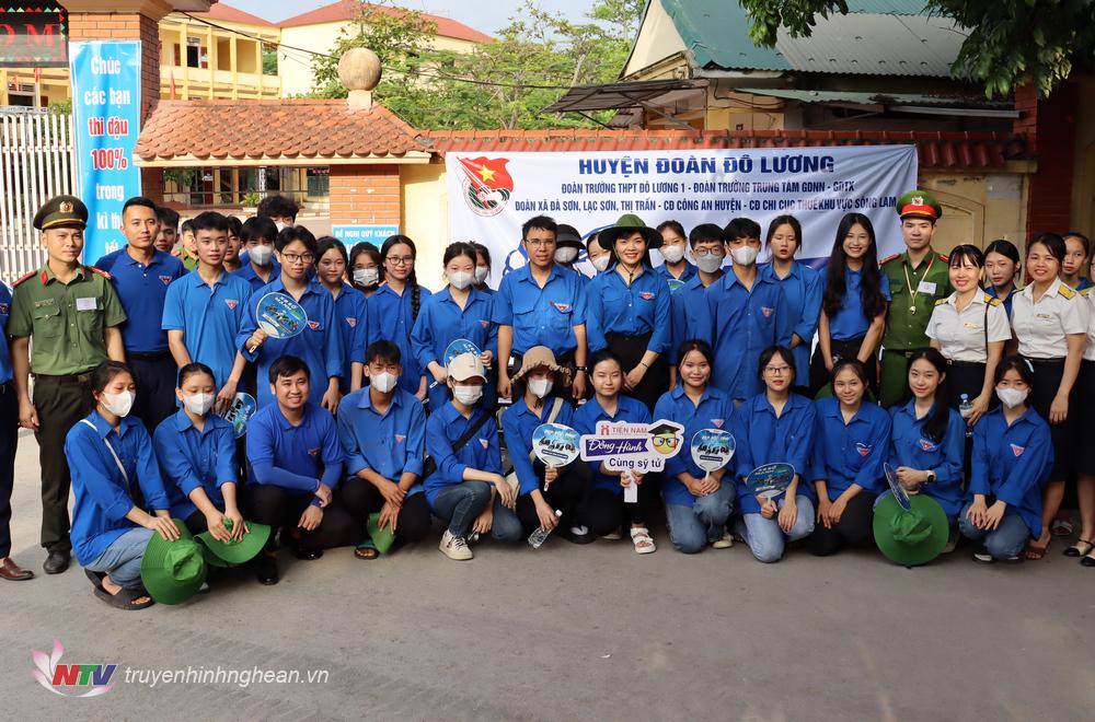 Đội Thanh niên tình nguyện Huyện đoàn Đô Lương tham gia tiếp sức cho thí sinh tại các điểm thi.