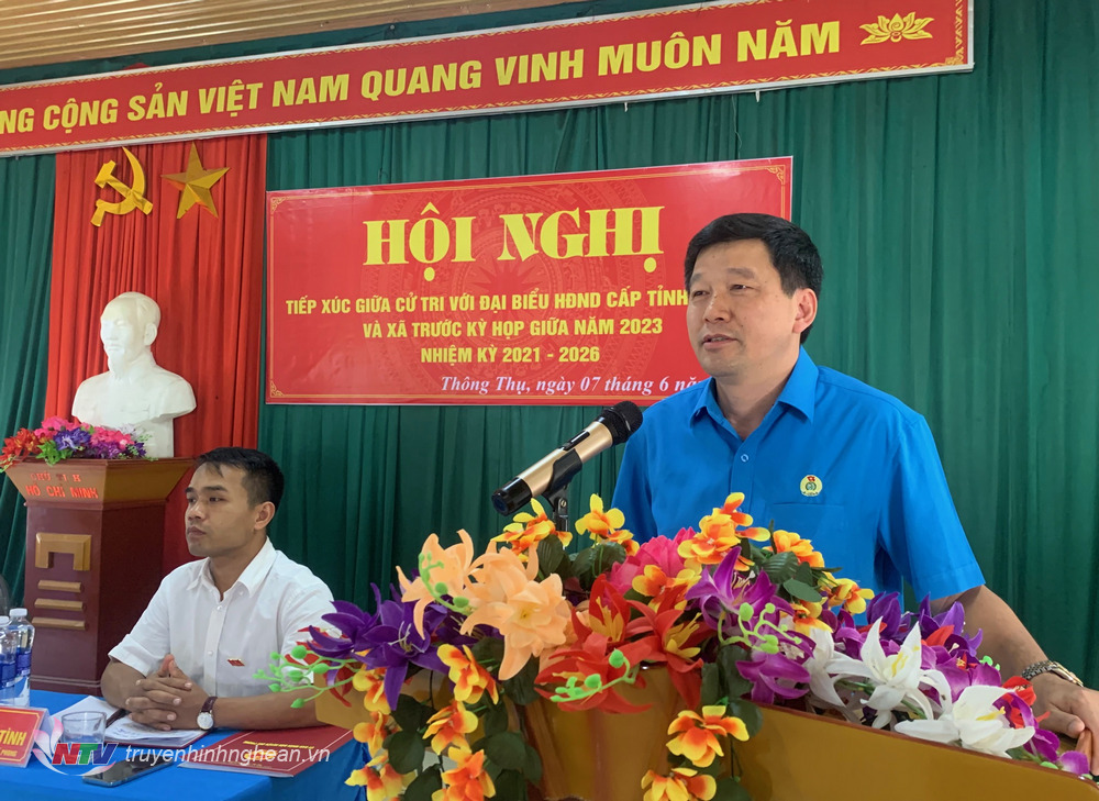 Ông Kha Văn Tám - Chủ tịch Liên đoàn Lao động tỉnh phát biểu tại buổi tiếp xúc.