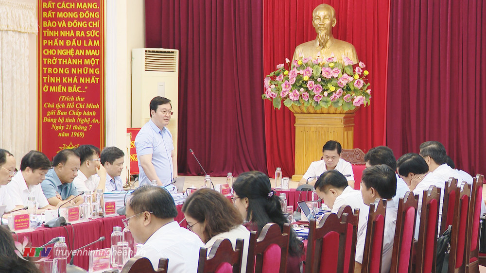 Đồng chí Nguyễn Đức Trung - Phó Bí thư Tỉnh uỷ, Chủ tịch UBND tỉnh phát biểu tại phiên họp.