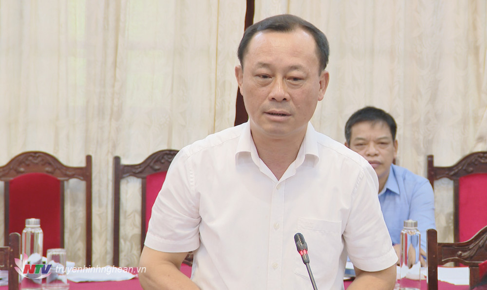 Đồng chí Phan Đức Đồng - Uỷ viên BTV Tỉnh uỷ, Bí thư Thành uỷ Vinh phát biểu tại phiên họp.