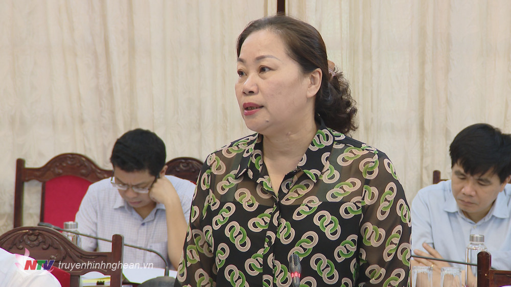 Đồng chí Nguyễn Thị Thu Hường - Uỷ viên BTV, Trưởng ban Tuyên giáo Tỉnh uỷ phát biểu tại phiên họp.
