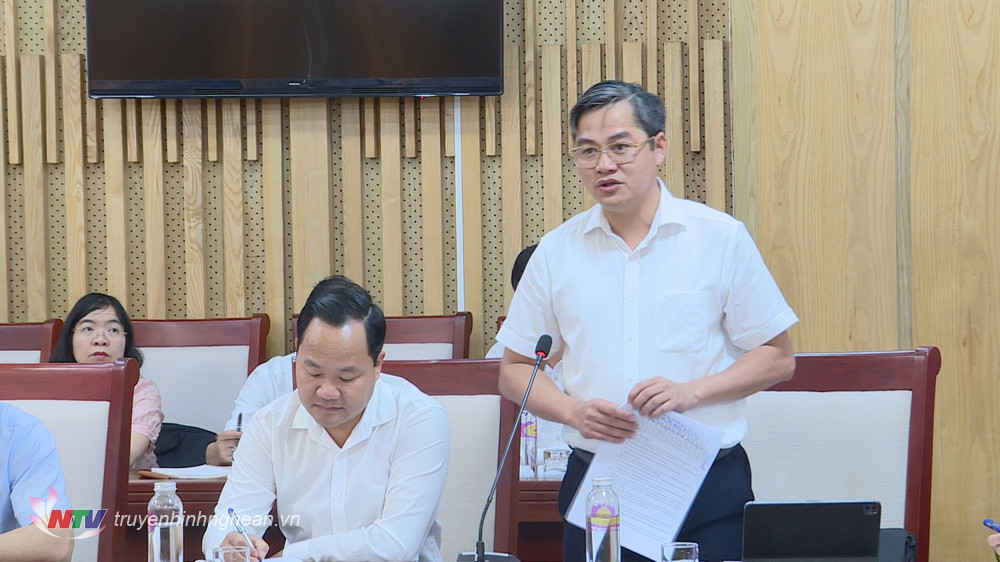 Chủ tịch UBND thị xã Hoàng Mai Nguyễn Hữu An báo cáo những khó khăn, vướng mắc trong công tác GPMB.
