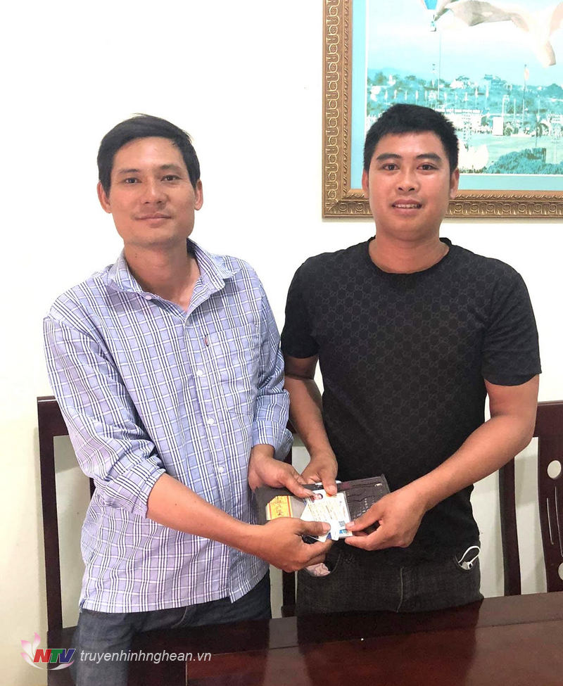 nh Nguyễn Văn Hữu (bên trái) trao trả tài sản cho người đánh rơi.