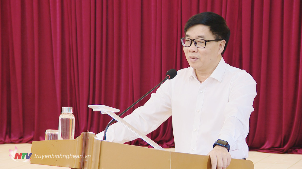 Phó Bí thư Thường trực Tỉnh uỷ Nguyễn Văn Thông phát biểu giao nhiệm vụ.