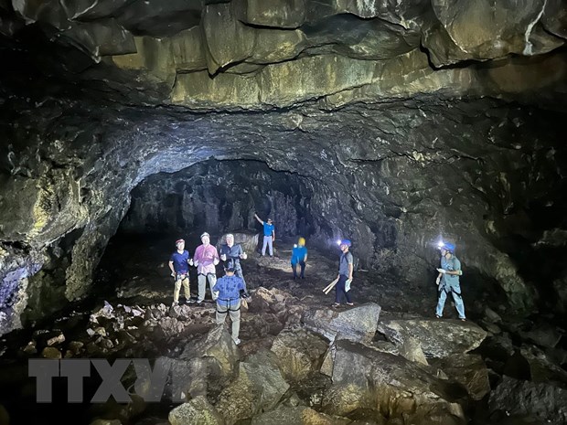 Đoàn chuyên gia công viên địa chất của UNESCO tham quan thực tế một số điểm trong hệ thống hang động núi lửa Đắk Nông. 