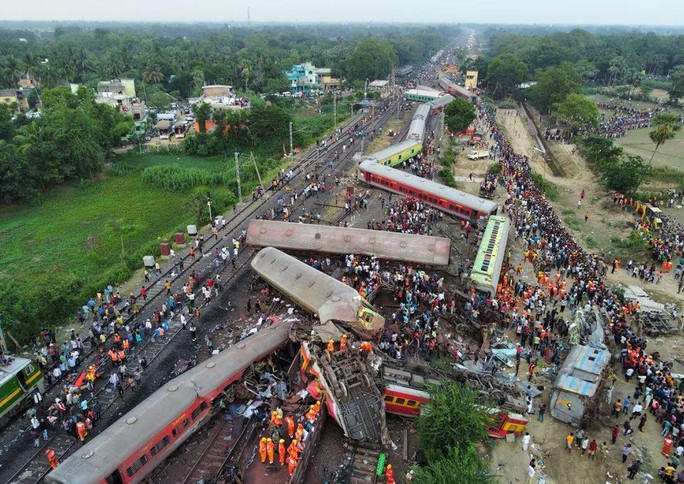 Hiện trường thảm họa đường sắt thảm khốc ở Odisha - Ấn Độ - Ảnh: REUTERS