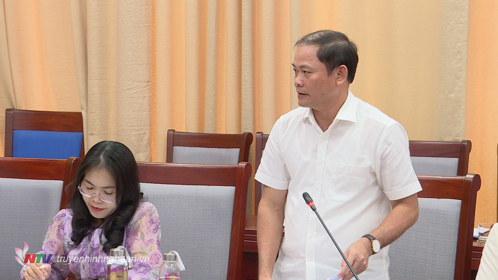 Trưởng Ban chuyên trách Ban pháp chế HĐND tỉnh Phạm Thành Chung phát biểu tại hội nghị.