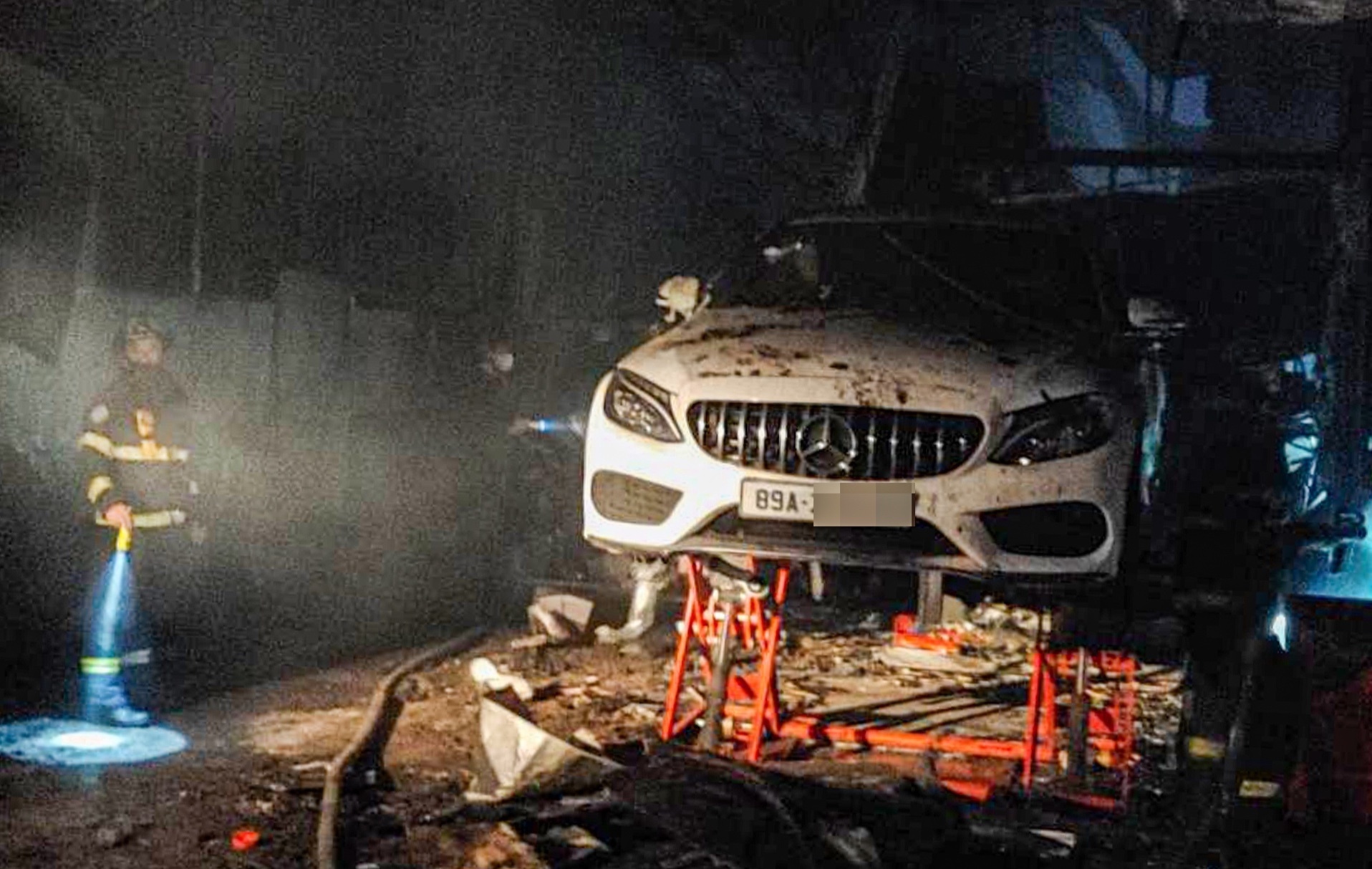 Một chiếc Mercedes bị cháy.