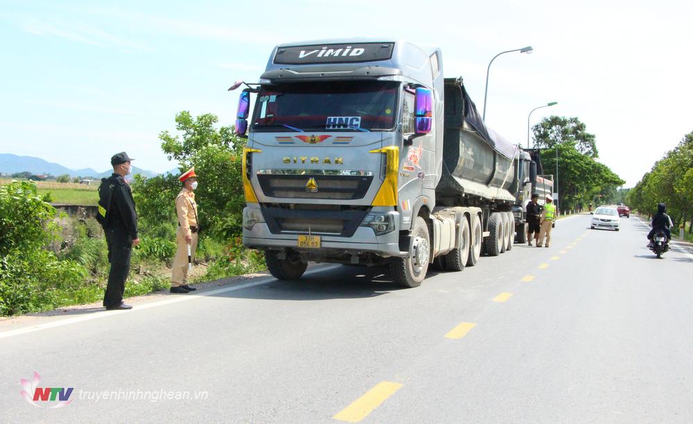 Tổ công tác đặc biệt dừng, kiểm tra phát hiện nhiều xe tải có dấu hiệu vi phạm đi trên đường tỉnh lộ 542C đoạn qua địa bàn xã Long xá, huyện Hưng Nguyên. 