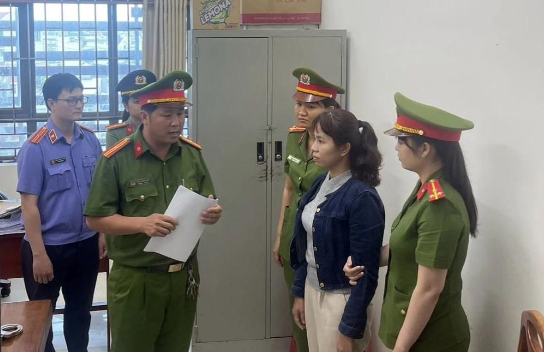 Công an đọc lệnh bắt tạm giam Nguyễn Thị Ngọc Lan, một trong những bị can trong vụ giữ người, bạo hành do cuồng tín tà giáo. 