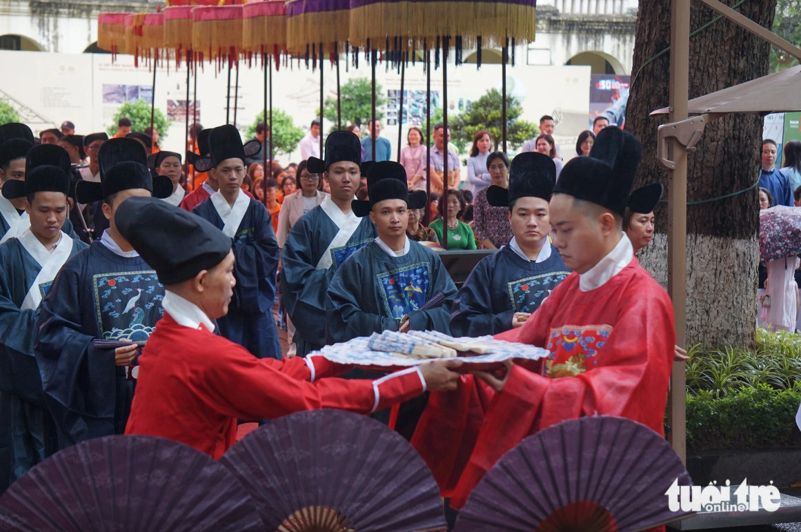 Tái hiện lễ ban quạt Tết Đoan Ngọ trong cung đình xưa tại Hoàng thành Thăng Long ngày 6-6 - Ảnh: T.ĐIỂU