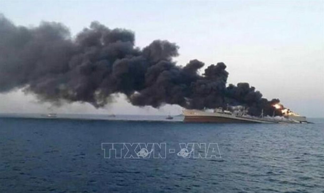 Một con tàu bị tấn công trên Biển Đỏ. Ảnh tư liệu: IRNA/TTXVN