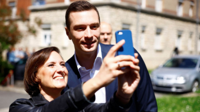 Ông Bardella thường xuyên nhận được đề nghị chụp ảnh selfie tại các sự kiện. (Ảnh: Reuters)