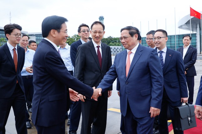Bộ trưởng, Chủ nhiệm VPCP Trần Văn Sơn tiễn Thủ tướng Phạm Minh Chính tại sân bay Nội Bài. Ảnh: Nhật Bắc