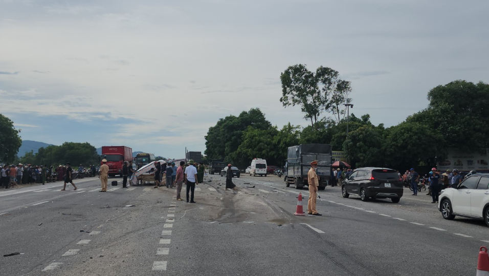 Vụ tai nạn giao thông đặc biệt nghiêm trọng xảy ra tại Km 532+800 quốc lộ 1 đoạn thuộc địa phận xã Cẩm Thịnh, huyện Cẩm Xuyên, tỉnh Hà Tĩnh khiến 3 người đàn ông tử vong tại chỗ.