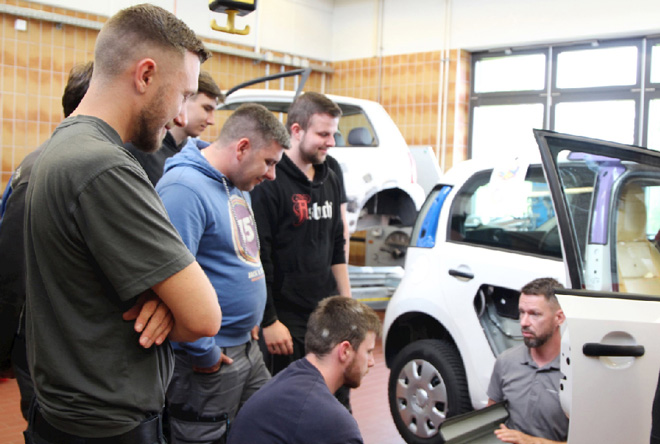 Các học viên thực hành sửa chữa ô tô tại Trung tâm đào tạo nghề sửa chữa ô tô, điện máy ở thành phố Erfurt, Đức