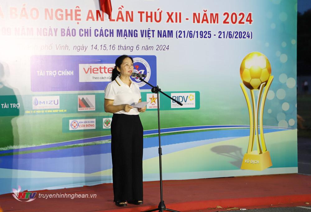 Nhà báo Hồ Thị Ngân - Phó chủ tịch Thường trực Hội Nhà báo Nghệ An, Phó Ban tổ chức Giải phát biểu tổng kết giải đấu.