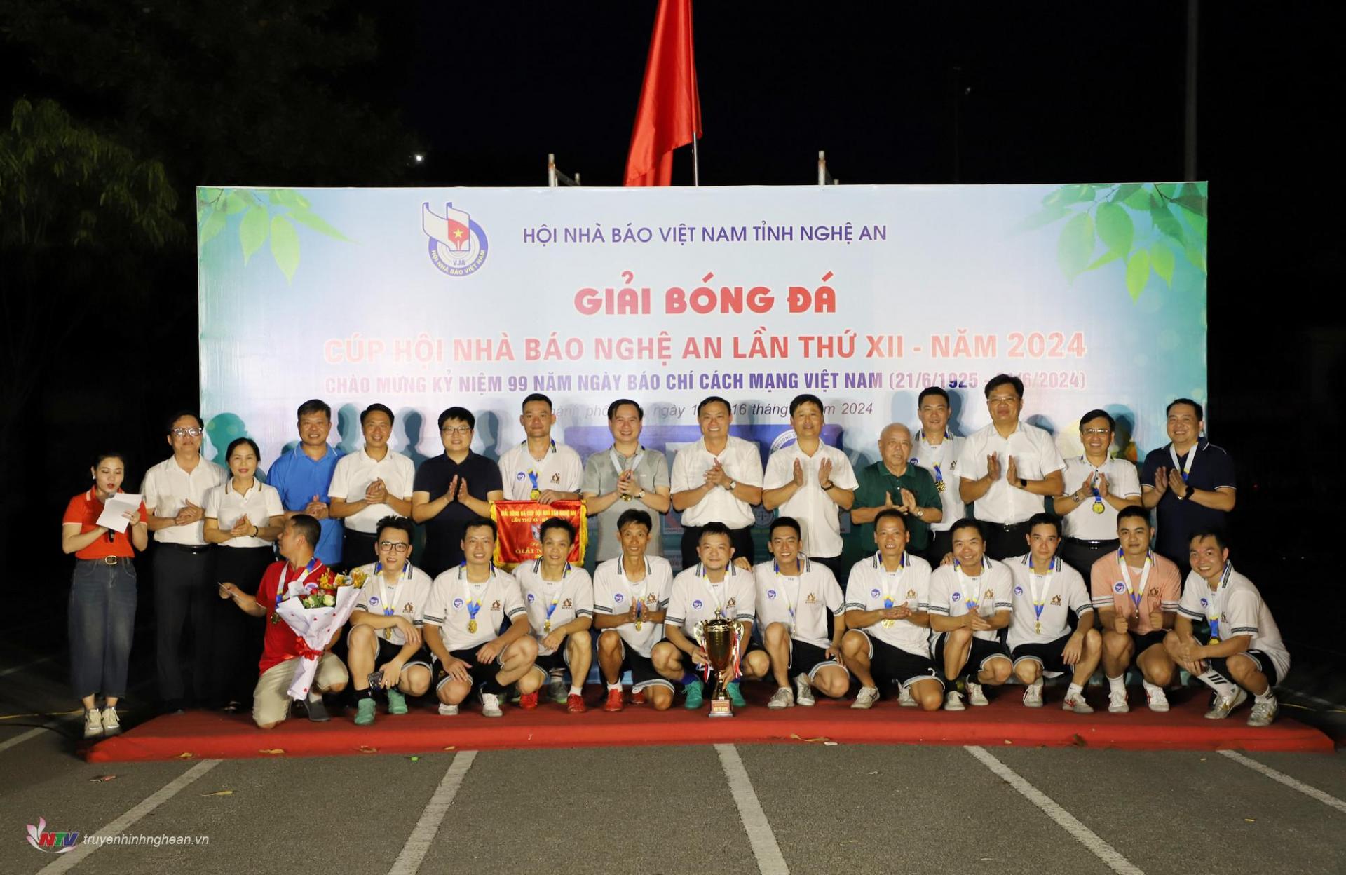 Các đại biểu chụp ảnh lưu niệm cùng đội bóng vô địch Giải bóng đá Cup Nhà báo Nghệ An 