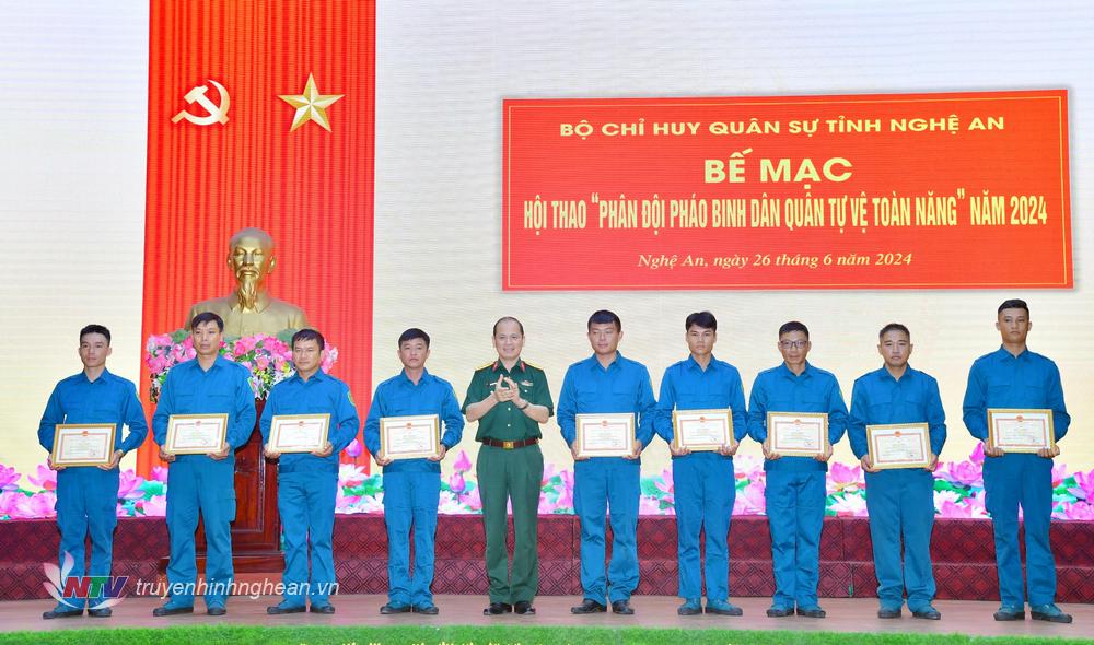 Đại tá Phạm Đình Trung, Phó Chính uỷ Bộ Chỉ huy Quân sự tỉnh tặng Giấy khen cho các cá nhân đạt thành tích hoàn thành xuất sắc trong tham gia hội thi. 