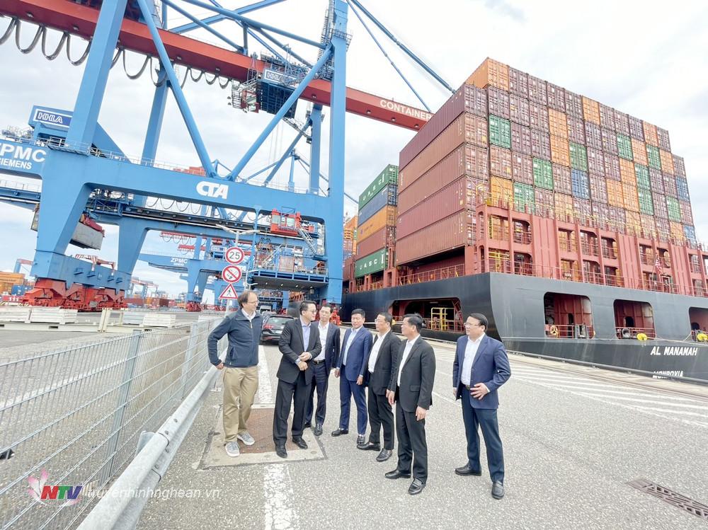 Đoàn công tác tỉnh Nghệ An khảo sát về quy trình vận hành của cảng Hamburg, CHLB Đức. 