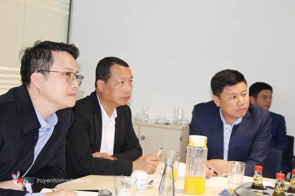 Giám đốc Sở Giao thông vận tải Nghệ An Hoàng Phú Hiền và Giám đốc Sở Kế hoạch và Đầu tư Phạm Hoàng Quang tại cuộc làm việc. 