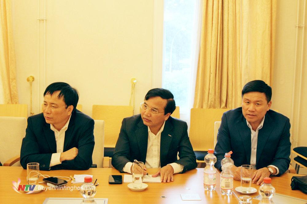 Các đồng chí lãnh đạo tỉnh Nghệ An tại cuộc làm việc.