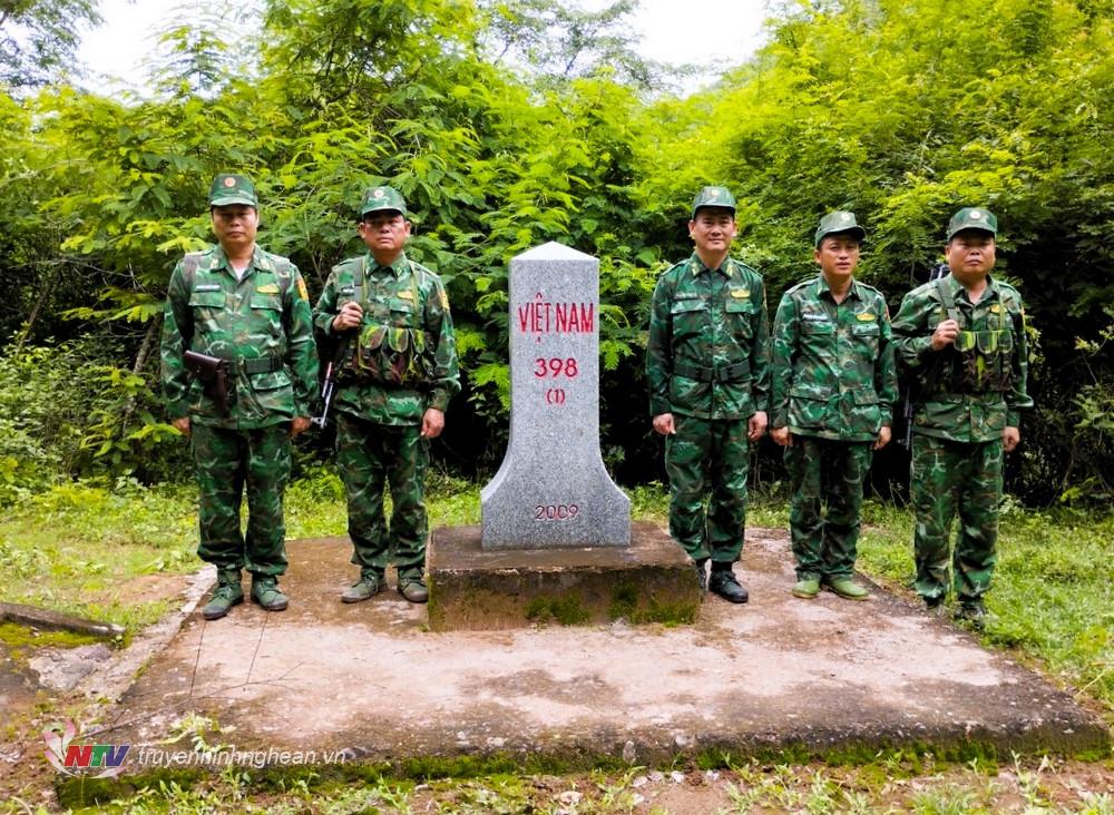 Đội hình tuần tra Đồn Biên phòng Keng Đu, Bộ đội Biên phòng Nghệ An tại cột mốc số 398 biên giới Việt Nam - Lào. 