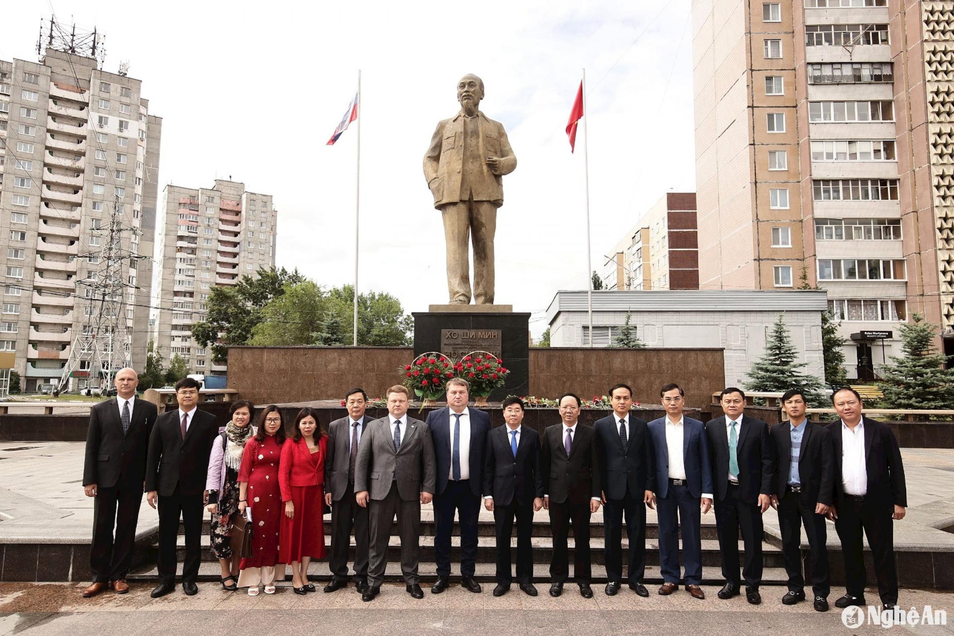 Các đại biểu chụp ảnh lưu niệm tại tượng đài Chủ tịch Hồ Chí Minh ở U-li-a- nốp. Ảnh: Báo Nghệ An