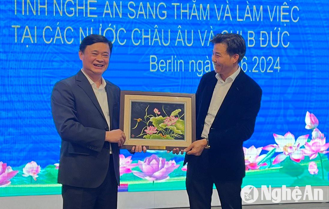 Bí thư Tỉnh ủy Thái Thanh Quý tặng quà lưu niệm Hội đồng hương Nghệ An tại CHLB Đức. 