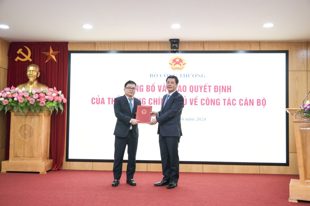 Bộ trưởng Công Thương Nguyễn Hồng Diên trao quyết định bổ nhiệm thứ trưởng cho ông Trương Thanh Hoài (bên trái).