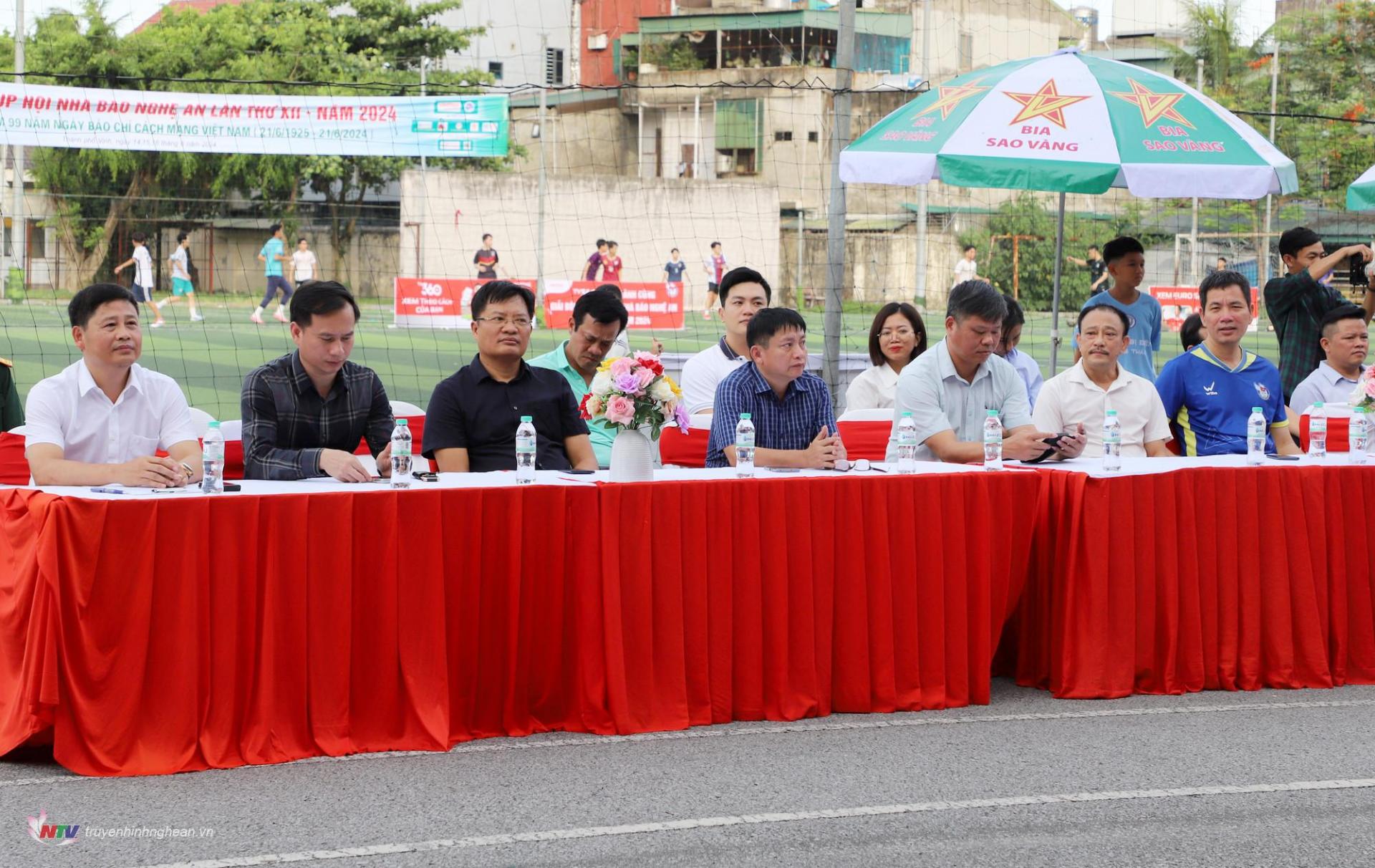 Lãnh đạo Hội nhà báo và các cơ quan báo chí trên địa bàn tỉnh, đại diện các nhà tài trợ dự lễ khai mạc.