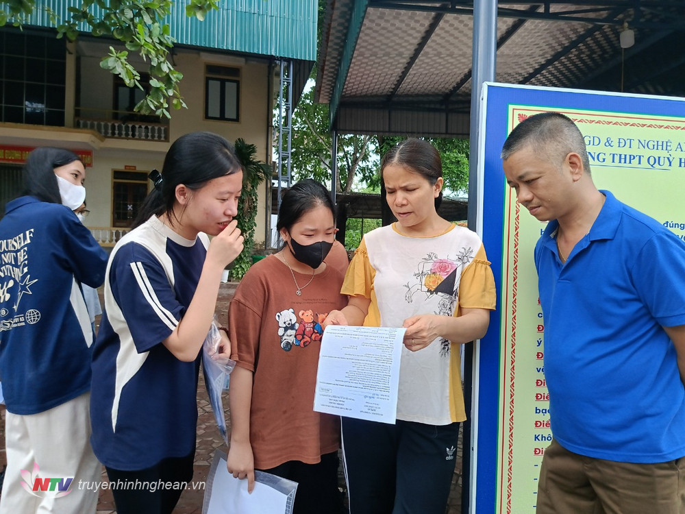 Các thí sinh trao đổi bài làm với phụ huynh.