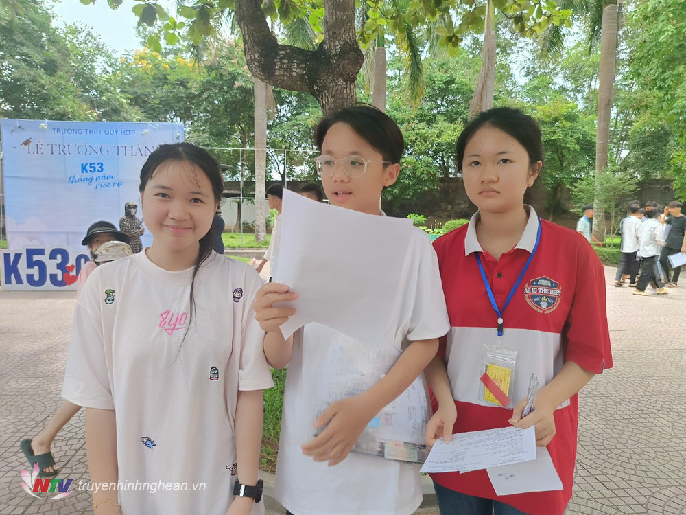 Các thí sinh trường THCS Thị trấn Quỳ Hợp gồm Hoàng Hà Giang, Vũ Minh Đức và Vi Thị Minh Phương (trừ trái sang)